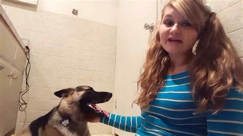 mujer follando con perro|Vídeo porno en zoológico muestra a una mujer teniendo sexo。